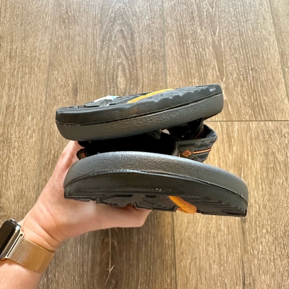 NWOT Grey Z/2 Classic Chaco Sandals with Orange Pattern - Picture 7 of 9